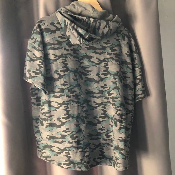 Fabletics Hadley Hi Low Camo Crop Hoodle - Picture 6 of 7